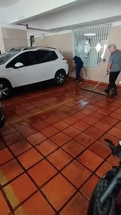 mahzinha santos|Limpeza do estacionamento .